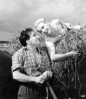 Näyttelijät Ekke Hämäläinen ja Tuija Halonen (roolinimet Martin von Tandenskiöld "Martti" ja Maija). (1953)