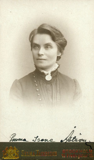 Emma Irene Åström började som första kvinnan studera vid Kejserliga Alexanders Universitetet 1873. Emma Irene Åström, första kvinnliga studenten vid Helsingfors universitet.