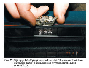 En bit av ett väsklås till en kappsäck, som jämförs med ett annat väsklås.