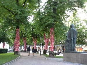 Eino Leinos staty i Esplanadparken sommaren 2016 Eino Leinos staty i Esplanadparken sommaren 2016