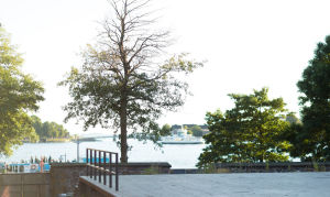 Vy från magasinen på Lonnan där det firas i år midsommar. Vy från Miinamakasiinit på Lonna där det firas i år midsommar.