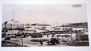 En bild från Östra hamnen i Hangö. Bilden är tagen från bryggorna och i bild syns bland annat magasinen.
