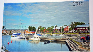 En bild från Östra hamnen i Hangö. Bilden är tagen från bryggorna och i bild syns bland annat magasinen.