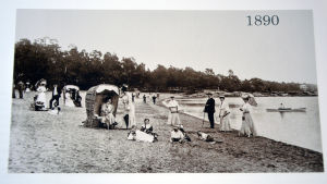 En bild på plagens strand i Hangö från 1890.