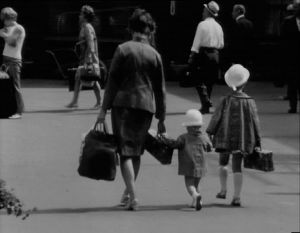 1960-luvulla perheet lähtivät pitkiksi ajoiksi maalle ja aviomies jäi kaupunkiin töihin. 1960-luvulla oli yleistä, että perheen äiti hoiti lapsia kesäisin. Perheet lähtivät pitkiksi ajoiksi maalle ja aviomies jäi kaupunkiin töihin.