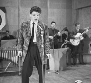 Timo Jämsen rock-kuninkuuskisan loppukilpailussa ohjelmassa Music, music, music marraskuussa 1959. Timo Jämsen Suomen rock-kuninkuuskisan loppukilpailussa Music, music, music -ohjelmassa 19.11.1959.