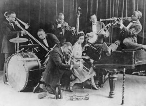 King Oliver's Creole Jazz Band 1923. Louis Armstrong i förgrunden, Lil Hardin vid pianot. King Olivers Creole Jazz Band spelar på ett publicitetsfoto från 1923