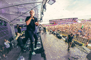 Tungevaag & Raaban yllätti, ja keikka loppui uuteen biisin Beast, jossa Isac Elliot otti lavan haltuun. // Kuva: Weekend Festival/Julius Konttinen