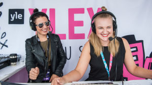 YleX oli vahvasti mukana Weekend Festivalilla! Suoraa radiolähetystä tekivät muun muassa Poikelus & Hätönen -ohjelman kaksikko Alma ja Jenspa. // Kuva: YleX/Annika Miettinen