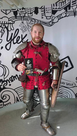Joni Northilla on päällään 30 kilon varustus. Hän on Medieval Combat Sport Finland -järjestön (mcsf) yksi perustajajäsenistä.