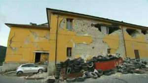 Hus i Accumoli i Italien efter jordbävningen