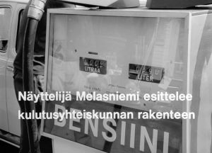 Neljäs seinä kaatuu, kun Melasniemi puhuttelee yleisöä "Näyttelijä Melasniemi esittelee kulutusyhteiskunnan rakenteen", planssi elokuvassa Kesäkapina