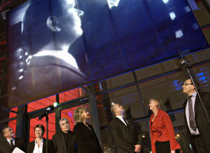 Elävä arkisto vastaanotti Koura-palkinnon vuoden 2006 sivistysteosta. Kuvassa vasemmalta Seija Aunila, Jukka Lindfors, Rita Landström, Paavo Rytsä, Seija De Rybel ja Reijo Perälä. Elävä arkisto vastaanotti Koura-palkinnon vuoden 2006 sivistysteosta. Kuvassa vasemmalta juontaja Arto Nyberg, Elävän arkiston tuottaja-toimittaja Seija Aunila, toimittaja Jukka Lindfors, tuottaja-toimittaja Rita Landström, toimittaja Paavo Rytsä, arkisto