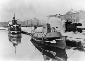 Kauppatorin rantaa. Linnanlaituri ja juna Satamaradalla. Rannassa 1915 valmistunut yhteysalus ja myöhemmin linnoitusmiinavene /-raivaaja Fabian Wrede.