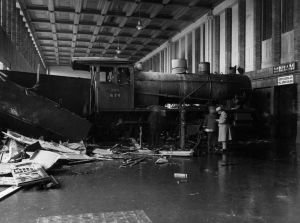 Junaonnettomuus, postijuna ajoi 28.8.1926 asemarakennuksen seinään Helsingin rautatieasemalla.
