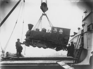 Laivan lastin purkua. Veturia nostetaan 1923