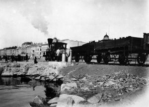 Satamarata, juna Eteläsatamassa Linnanlaiturilla. Taustalla on Kauppatori sekä Pohjoisesplanadi 1911