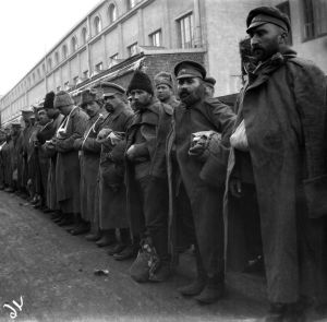 Esimmäinen maailmansota. Haavoittuneita venäläisiä sotilaita Helsingin rautatieasemalla.