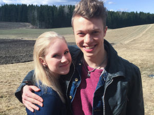 Kuvassa Jimi Aro (Arttu Soilumo) ja Tuija Haavisto (Fanni Suomi).