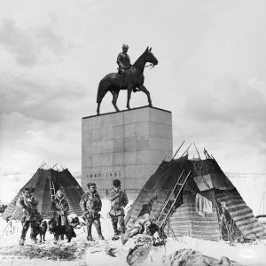 Mannerheimin patsas sijoitettuna saamelaisten maisemiin
