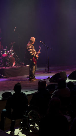 Kuvassa Pertti Kurikan Nimipäivät -yhtyeen kitaristi Pertti Kurikka.