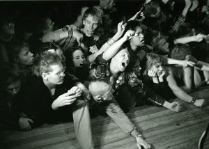 Exploited-yhtyeen konsertti Tampereen Hepokatissa 1981 Exploited-yhtyeen konsertti Lepakossa. Punk-konsertin yleisöä. Nuorisoa punk- bändin keikalla.