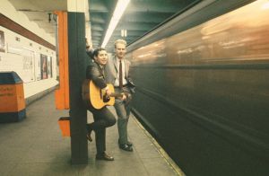 Paul Simon och Art Garfunkel på en tunnelbaneperrong i New York.