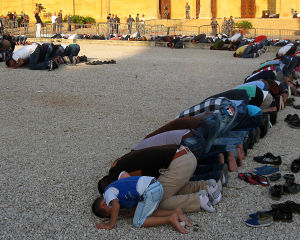 muslimit rukoilevat aamulla beirutin suurimman sunnikosmeijan edessä