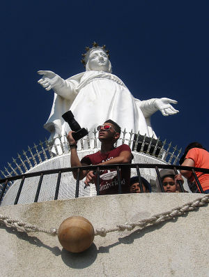 valokuvaaja neitsyt marian patsaan edustalla beirutin liepeillä