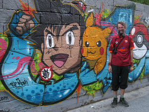 Matti Rämö Pokemon-graffitin edessä Beirutissa.