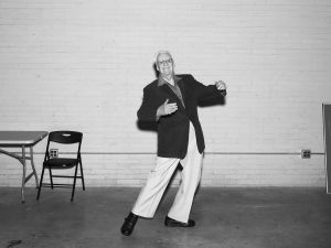 Bil. Sandusky, Ohio ur serien Songbook Äldre mannen Bil poserar dansande i Alec Soths fotoserie Songbook.