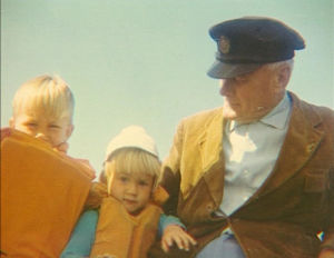 Ragnar Granit i Korpoström med barnbarn (familjealbum) Ragnar Granit i familjealbum