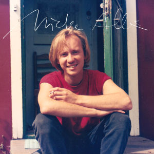 Musikern Micke Allén sitter på en trappa som ung och röker.
