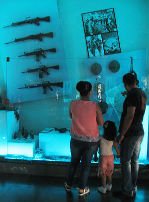 Perhe katsoo sota-aseita vastarintamuseossa Libanonissa