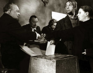 Topi (Holger Salin) ja Riika (Liisa Nevalainen) vaaliuurnalla (1959).