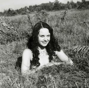 Mirja Mane elokuvassa Noita palaa elämään (1952).