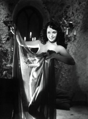 Mirja Mane elokuvassa Noita palaa elämään (1952).