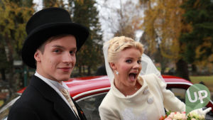Vilman ja Janin häät. Morsiuspari kirkon pihalla lähdössä. Pelleily.