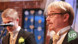 Vilman ja Janin häät, Asko Haaviston juhlapuhe, vieressä Karri Palomäki