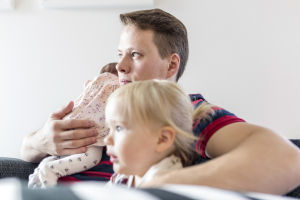 Tommi Kallio tyttäriensä kanssa.