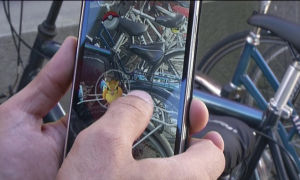 Pokémon Go -peli vaatii toimiakseen salakirjoitusta. Pókemon Go -peli kännykän ruudulla, kännykkä käsissä.