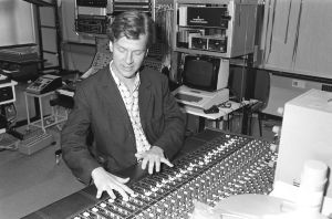 Magnus Lindberg oli usein nähty säveltäjävieras Yleisradion kokeilustudiossa 1980-luvulla. Magnus Lindberg kokeilustudiossa.
