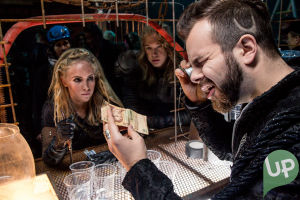 Kuvassa Fanni Suomi ja Kalle Ruusukallio Veden Vangit -musikaalin rooleissa.