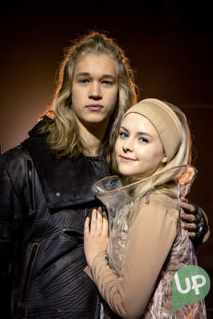 Kuvassa Aron (Joel Bonsdorff) ja Aina (Amelie Blauberg).