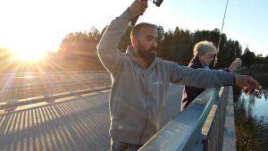 Ali och Linnéa går ofta och fiskar till Vårnäs bro i Kyrkslätt. Linnea och Ali fiskar.
