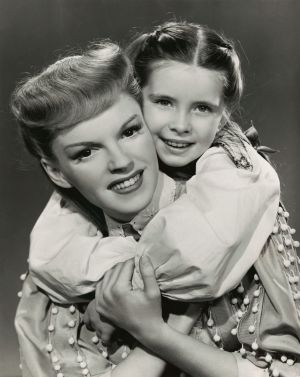 Judy Garland och Margaret O'Brien, systrar i filmen Meet Me in St. Louis. Judy Garland och Margaret O'Brien i filmen Meet Me in St. Louis 1944.