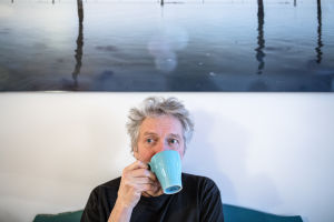 Jaakko Heikkilä istuu sohvalla ja juo kahvia.