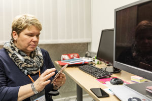 Katja Kuusela työpäytänsä ääressä.