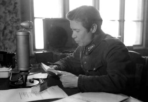 Aunuksen radio. Aunuksen radio. Sotilasvirkailija, TK-mies Oke Tuuri lukee lähetyksessä kirjaa.