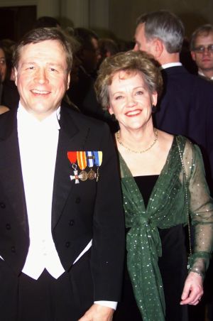 Tasavallan presidentin itsenäisyyspäivän vastaanotto Presidentinlinnassa 1999. Arvi Lind ja hänen puolisonsa Mirja Lind.